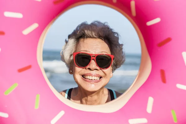 Senior Woman Smiling Beach — Stock Photo, Image