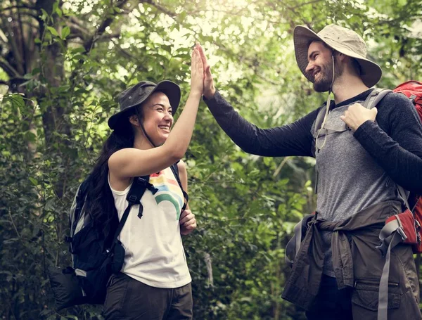 Amis Randonnée Dans Une Forêt — Photo