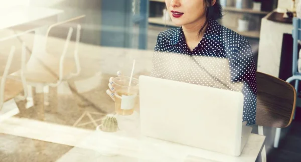 Menina Trabalhando Laptop — Fotografia de Stock