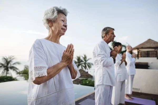 Grupo Personas Mayores Practicando Yoga Junto Piscina — Foto de Stock