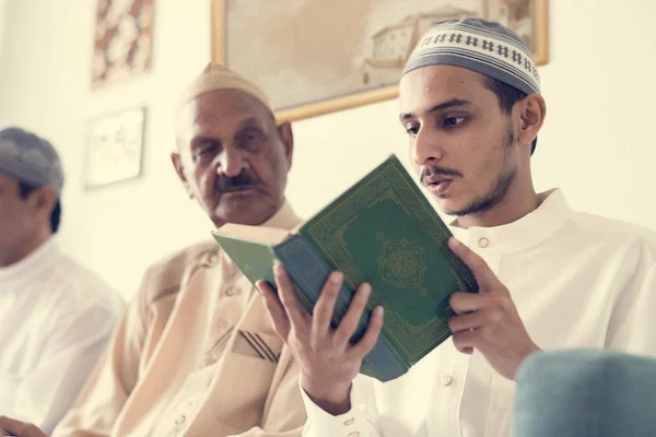 Musulmani Che Leggono Dal Corano — Foto Stock