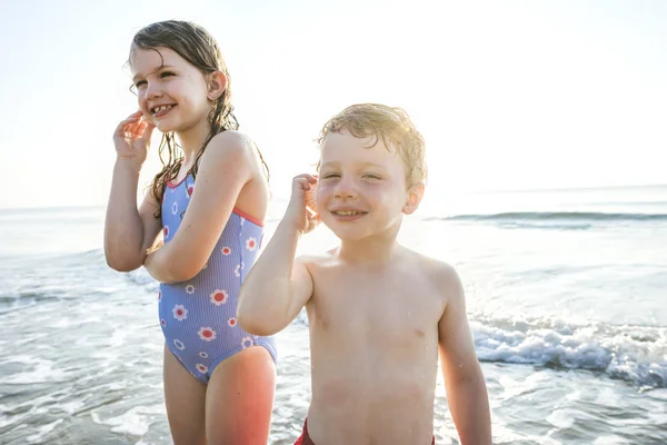 Geschwister Amüsieren Sich Strand — Stockfoto