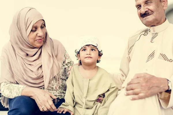 Nonni Musulmani Con Loro Nipote — Foto Stock