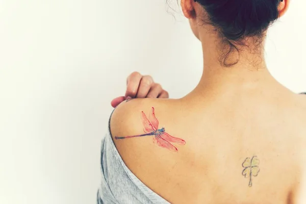 Donna Con Tatuaggio Libellula — Foto Stock