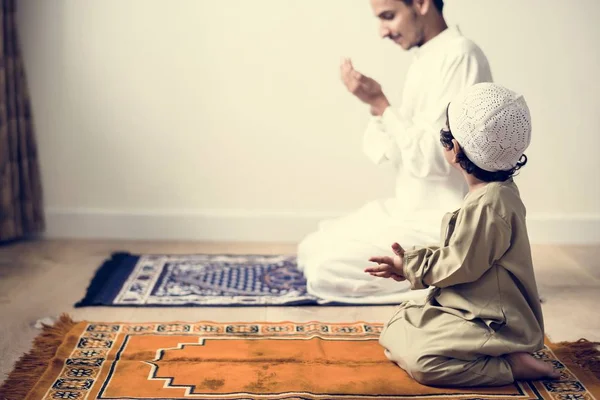 Muslimsk Pojke Att Lära Sig Att Göra Dua För Allah — Stockfoto