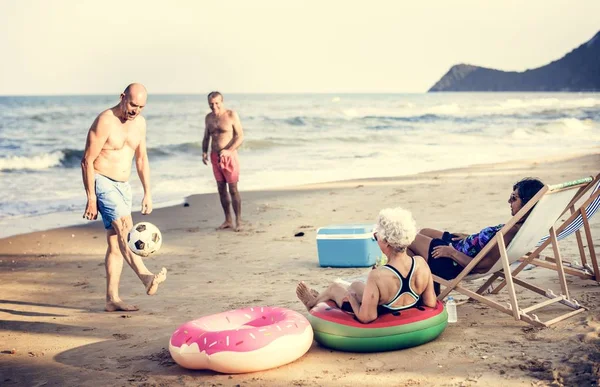 Amigos Mayores Disfrutando Playa Verano — Foto de Stock
