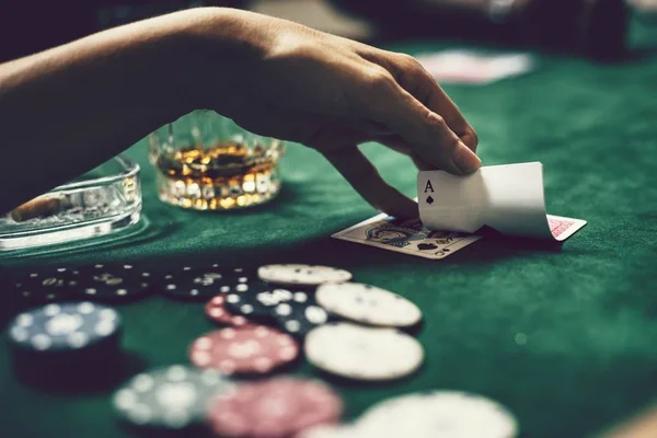 Άνθρωπος Που Παίζει Τουρνουά Πόκερ Τραπέζι Κάρτες — Φωτογραφία Αρχείου