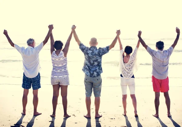 Ομάδα Των Ηλικιωμένων Στην Παραλία — Φωτογραφία Αρχείου