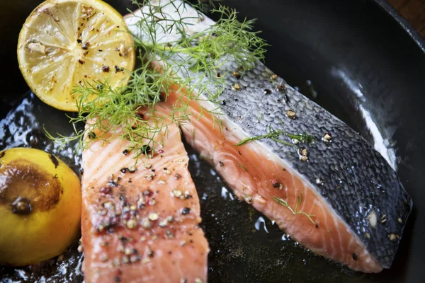 Grillad Laxfilé Som Beströs Med Salt Och Peppar — Stockfoto