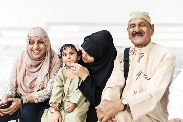 Müslüman aile açık havada birlikte oturan