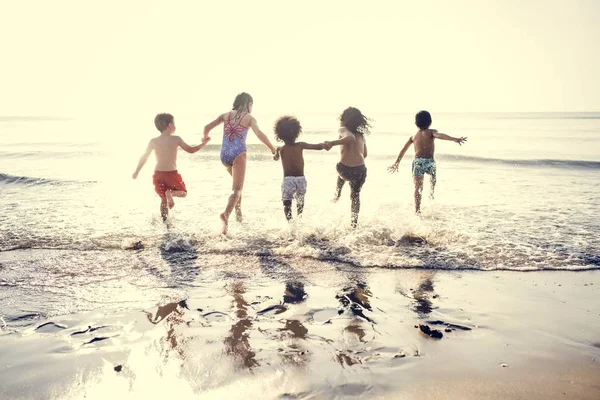 Niños Corriendo Playa —  Fotos de Stock