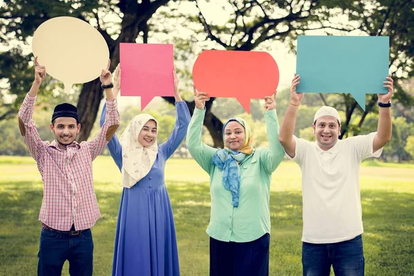 Familia Musulmana Sosteniendo Burbujas Del Habla — Foto de Stock