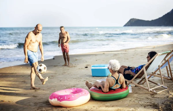 Amici Anziani Che Godono Spiaggia Estate — Foto Stock