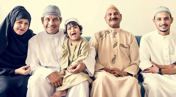Família Muçulmana Relaxando Casa — Fotografia de Stock