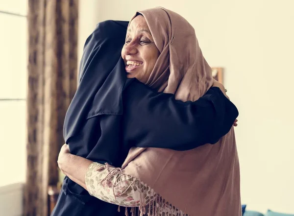 Мусульманские Женщины Обнимаются — стоковое фото