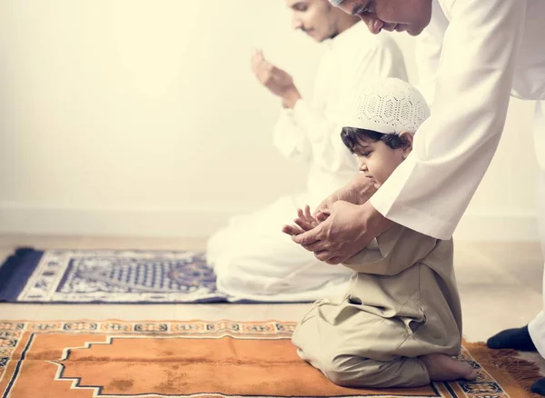 穆斯林男孩学习如何使对真主的 — 图库照片
