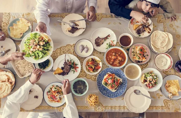 ラマダーンの宴を開くムスリム家族 — ストック写真