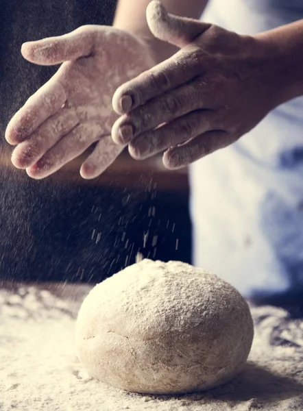 Een Huisvrouw Een Deeg Maken — Stockfoto