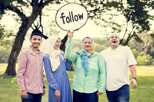 Família Muçulmana Segurando Sinal Seguir — Fotografia de Stock