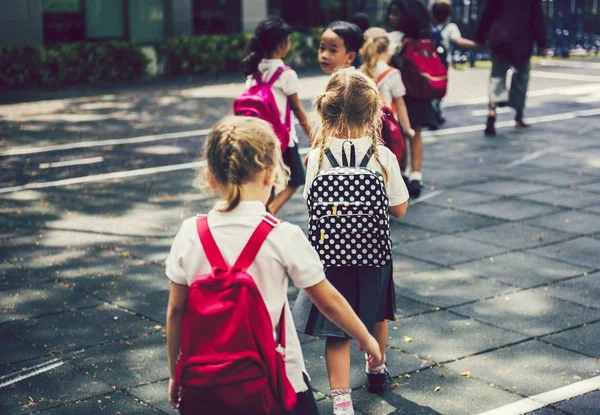 Crianças Felizes Andando Uma Escola Primária — Fotografia de Stock