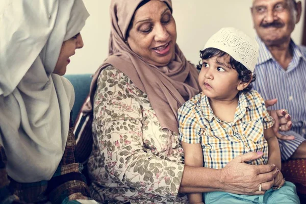 Menino Muçulmano Com Sua Família — Fotografia de Stock