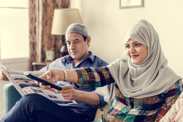 Muslimiperhe Katsomassa Televisiota Kotona — kuvapankkivalokuva