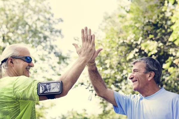 Zwei Sportliche Senioren Geben High Five Park — Stockfoto