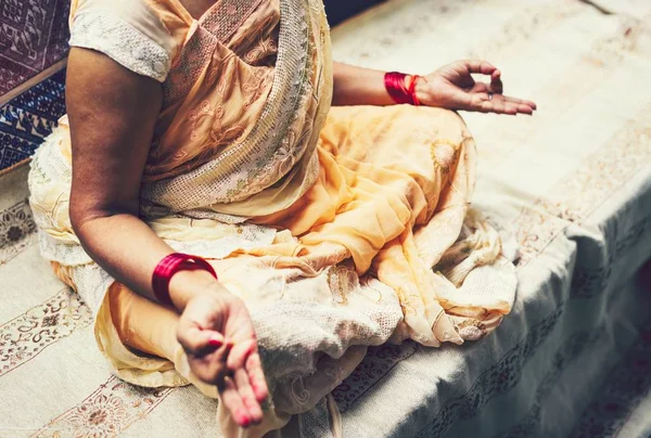 Mujer India Pose Meditación —  Fotos de Stock