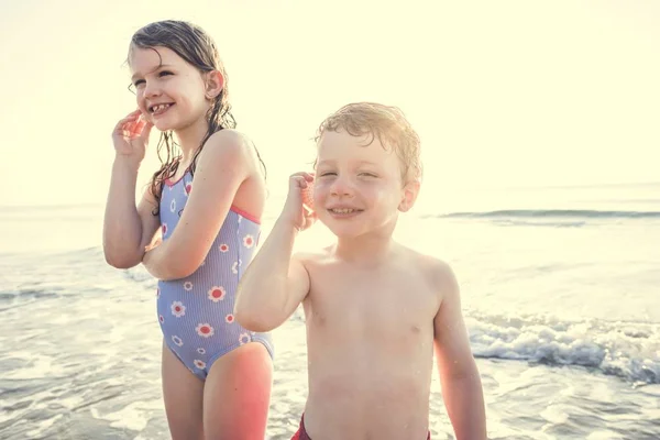 Siblings Having Fun Beach — Stock Photo, Image