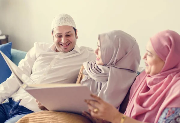 Muslim Family Looking Photo Album — Stock Photo, Image