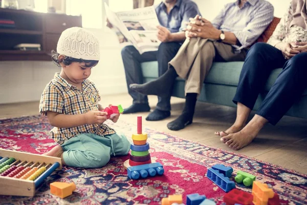 Muslimská Rodina Relaxační Hraje Doma — Stock fotografie