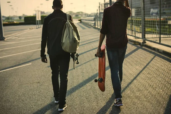 Groupe Amis Adolescents Avec Skateboards — Photo