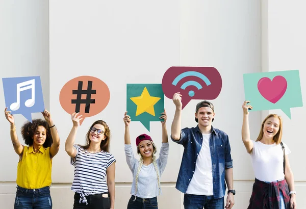 Jóvenes Amigos Diversos Sosteniendo Iconos Redes Sociales — Foto de Stock