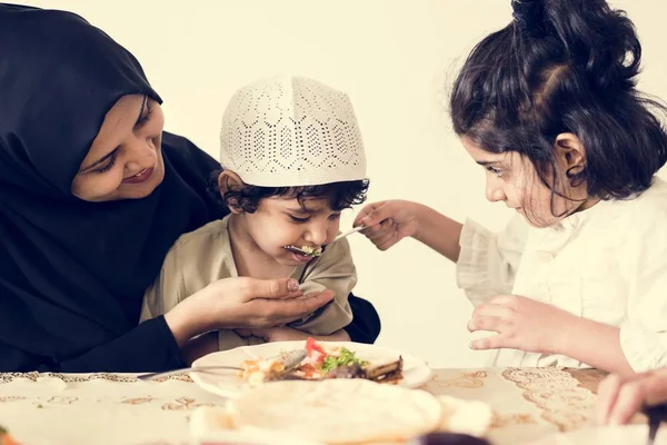 Muslim Keluarga Memiliki Makan — Stok Foto