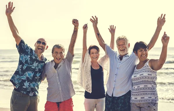 Skupina Seniorů Pláži — Stock fotografie