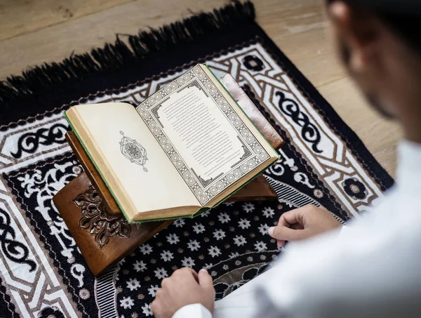 Bijgesneden Afbeelding Van Islamitische Persoon Heilige Koran Lezen Tapijt — Stockfoto