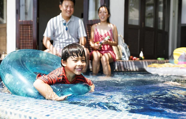 Famille Jouant Dans Une Piscine — Photo