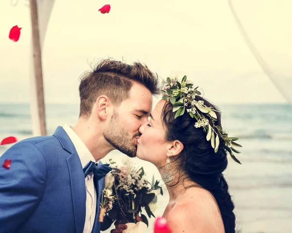 Pareja joven besándose en recepción de boda —  Fotos de Stock