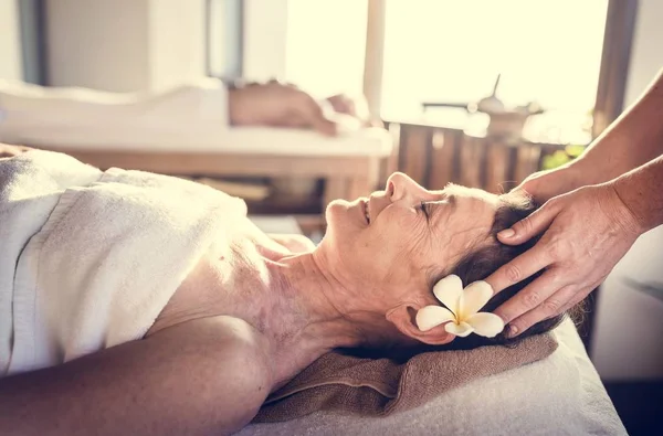 Massageterapeut Massage Ett Spa — Stockfoto