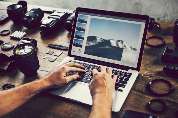 Fotograf Edycji Zdjęć Laptopie — Zdjęcie stockowe