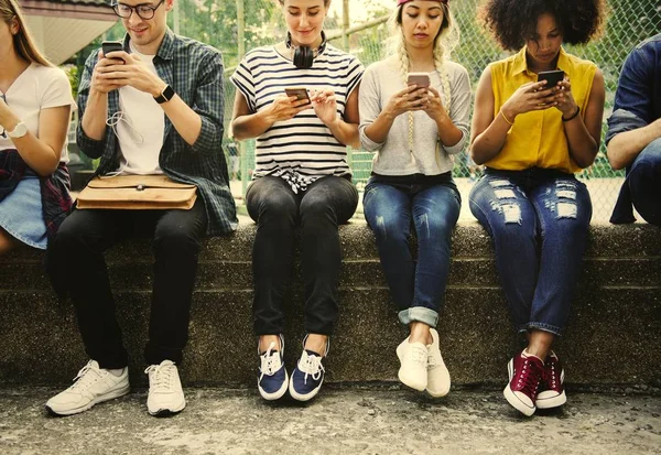 Mladí Lidé Které Jsou Připojené Jejich Smartphone — Stock fotografie