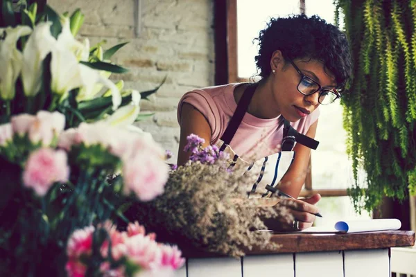 Frau Macht Sich Notizen Blumenladen — Stockfoto