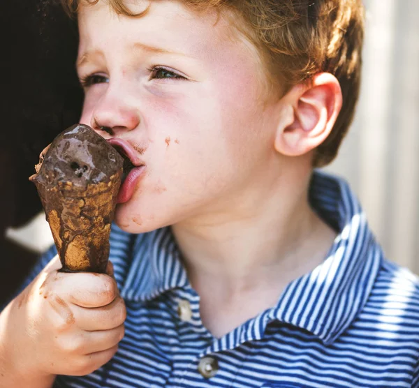Schattige Jongen Met Chocolade Ijs — Stockfoto