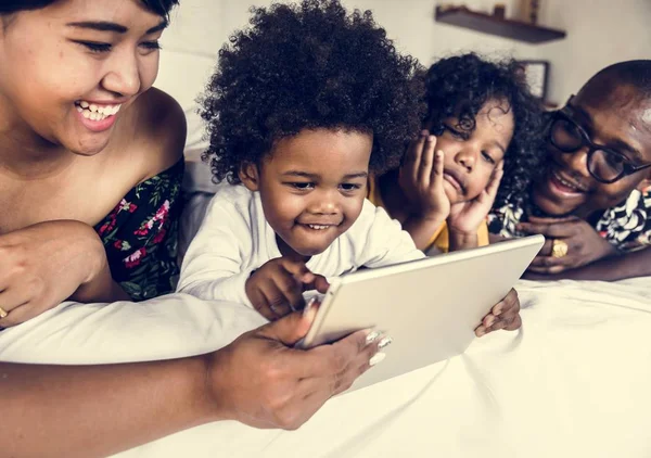 Kleine Jongen Spelen Met Een Tablet — Stockfoto