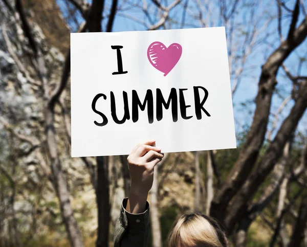 Jovem Segurando Pôster Com Gráfico Verão — Fotografia de Stock