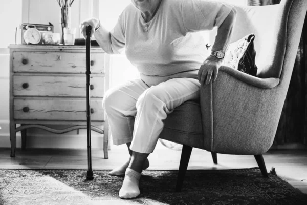 Senior Mulher Sentada Uma Cadeira — Fotografia de Stock