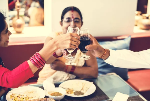 Μια Ευτυχισμένη Ινδική Οικογενειακό Φαγητό — Φωτογραφία Αρχείου