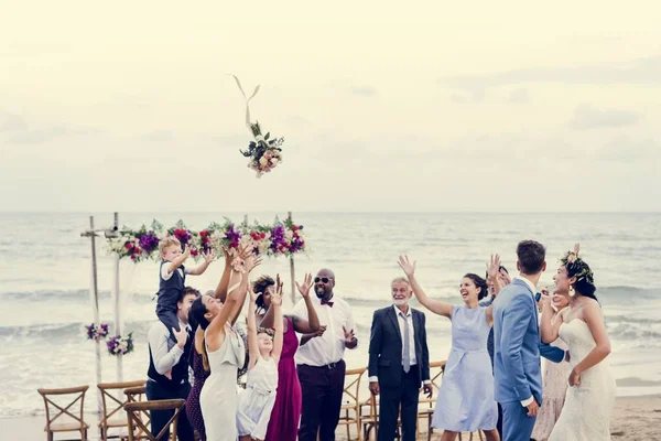 Braut Wirft Den Strauß Bei Der Hochzeit — Stockfoto