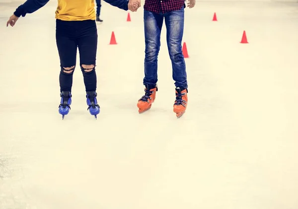 Groep Jeugdvrienden Schaatsen Een Ijsbaan — Stockfoto