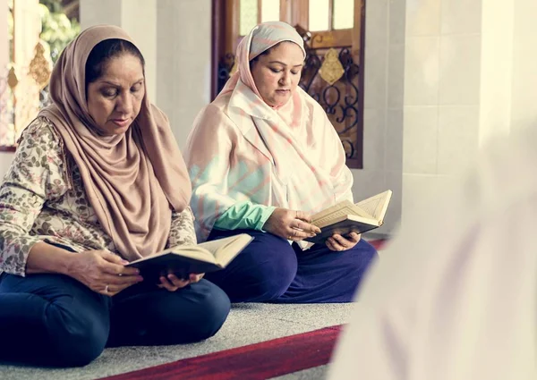 Musulmanes Leyendo Del Quran — Foto de Stock